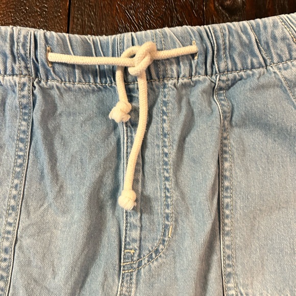 BCBGeneration Light Wash Elastic Waist Drawstring Denim Frayed Hem Shorts - Picture 2 of 10